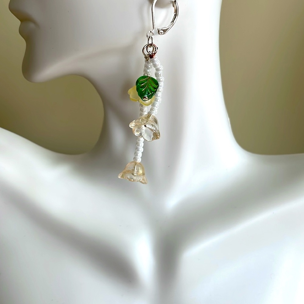 HAND CRAFTED FLORAL EARRINGS Pierced White Silver Yellow Green Flowers - Picture 5 of 13